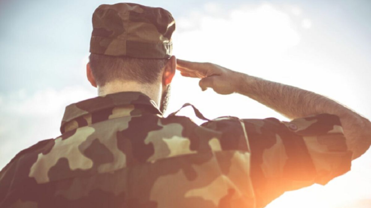 Bari colonnello esercito suicidio