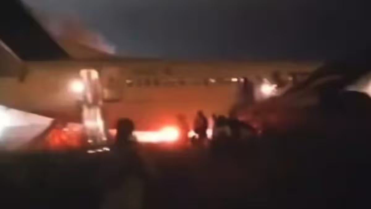 Aereo di linea esce fuori pista e prende fuoco: ci sono feriti. Chiuso l’aeroporto di Dakar, il video