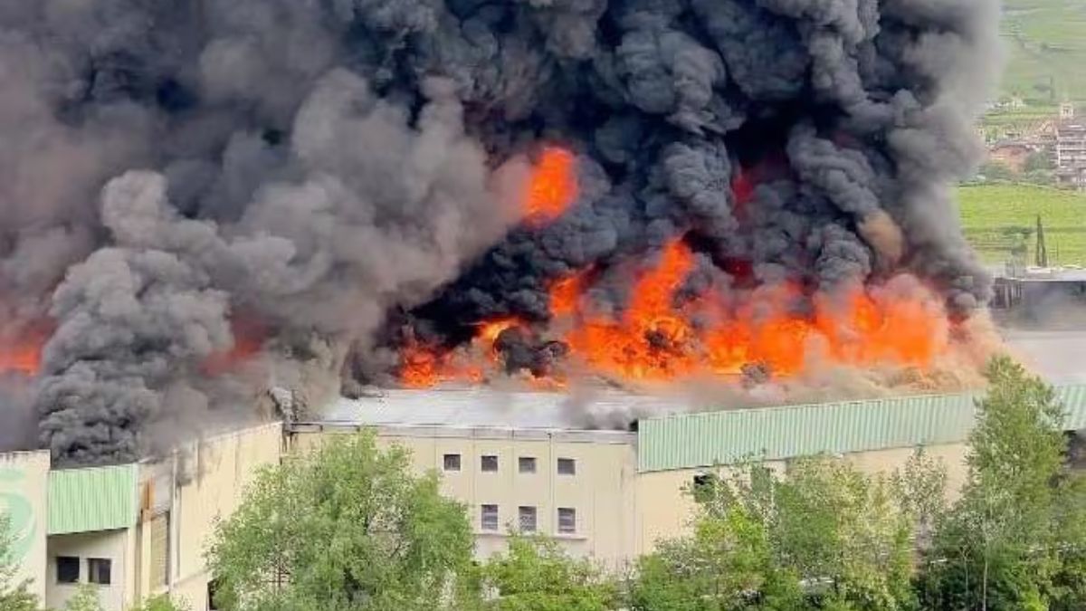 Bolzano, incendio nella sede di Alpitronic: fumo e fiamme, chiuso lo spazio aereo sulla città