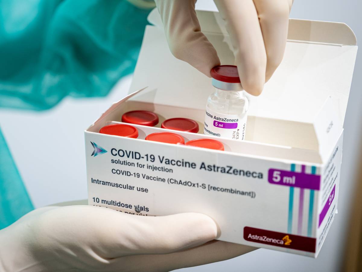 Vaccino AstraZeneca, “corsa ai risarcimenti multi milionari”. Le conseguenze del ritiro ufficiale di Vaxzevria dal mercato