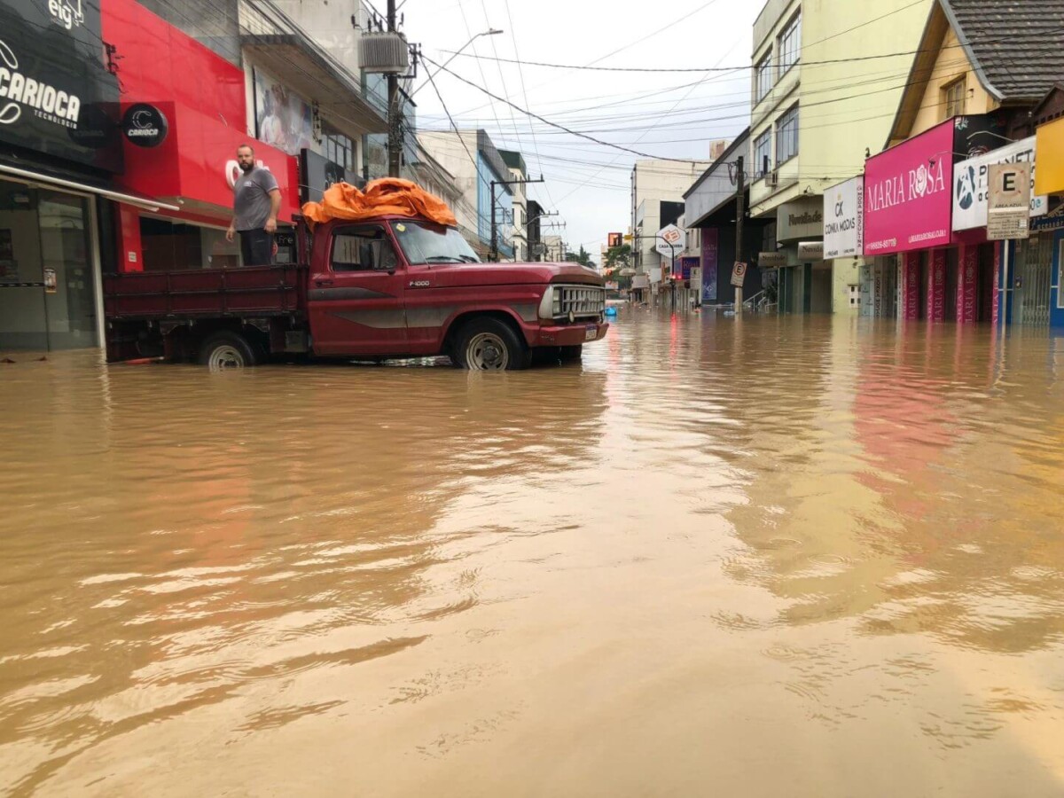 Inferno in Brasile, il clima “impazzito” provoca inondazioni, morti e dispersi. Crolla una diga, decine di vittime (DUE VIDEO)