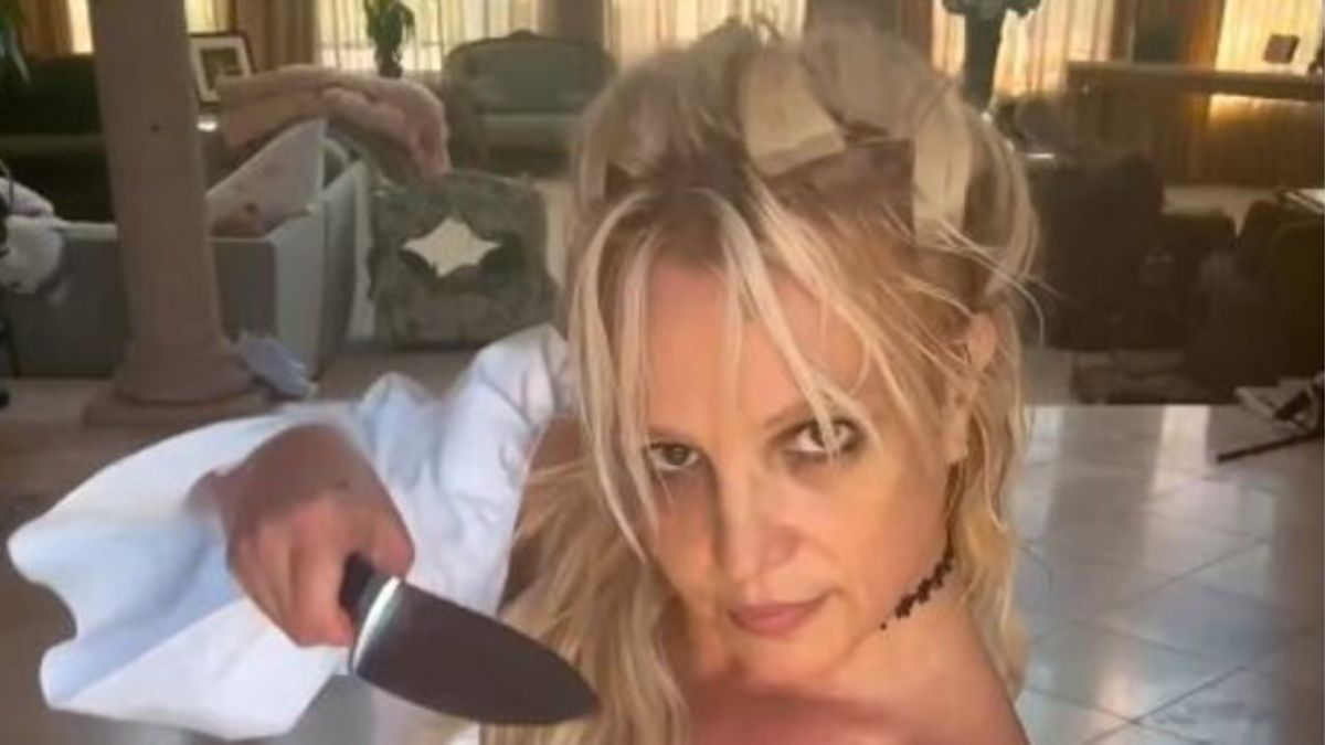 Britney Spears in piena crisi scortata dai medici seminuda fuori da un hotel