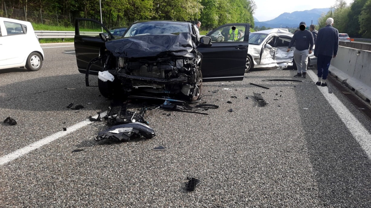 Scontro tremendo sull’A9: 6 persone coinvolte, un 12enne è gravissimo