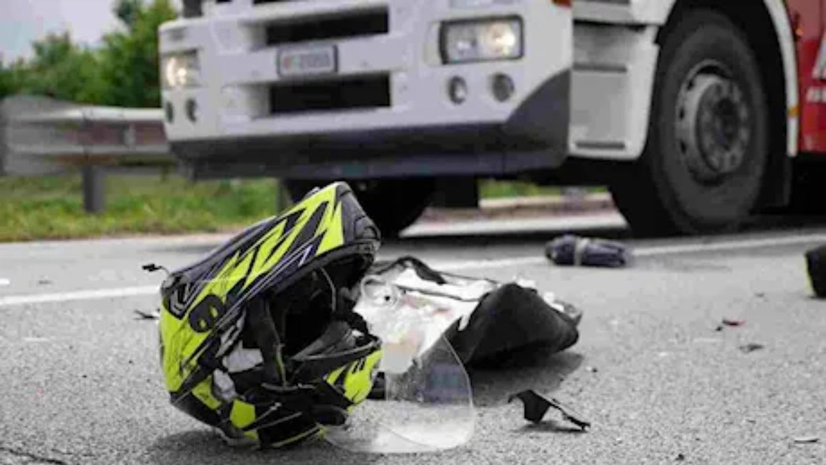Cade con la moto e viene travolto da un camion: 22enne perde la vita