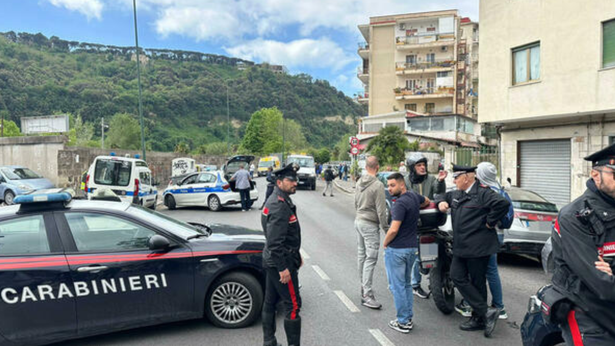 23enne precipita dal terzo piano a Pozzuoli: cercava di passare cibo a degli amici