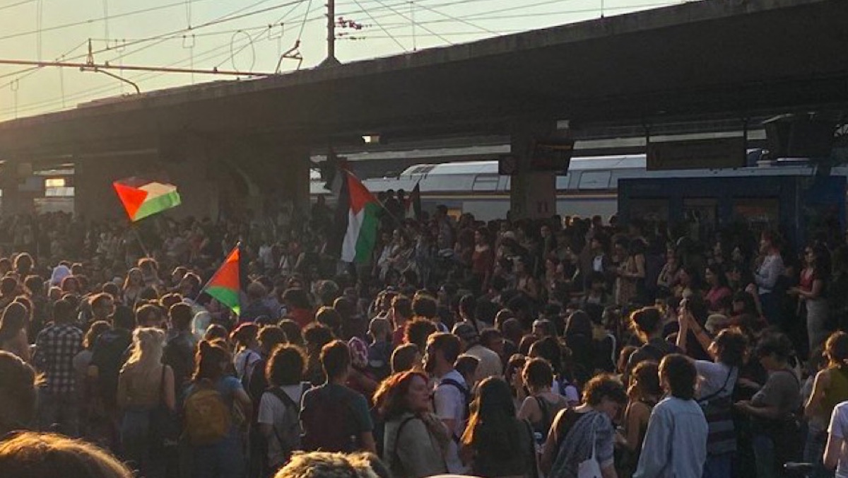 Corteo pro Palestina occupa la stazione di Bologna, traffico ferroviario interrotto