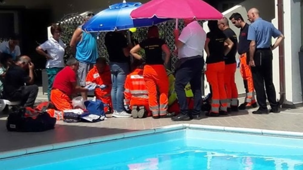 Quindicenne muore gettandosi in piscina a Castel Volturno, comunità in stato di shock