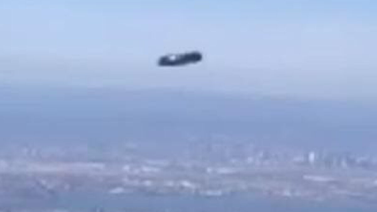 UFO sull’aeroporto di New York, rischio collisione con aereo. Il VIDEO della passeggera