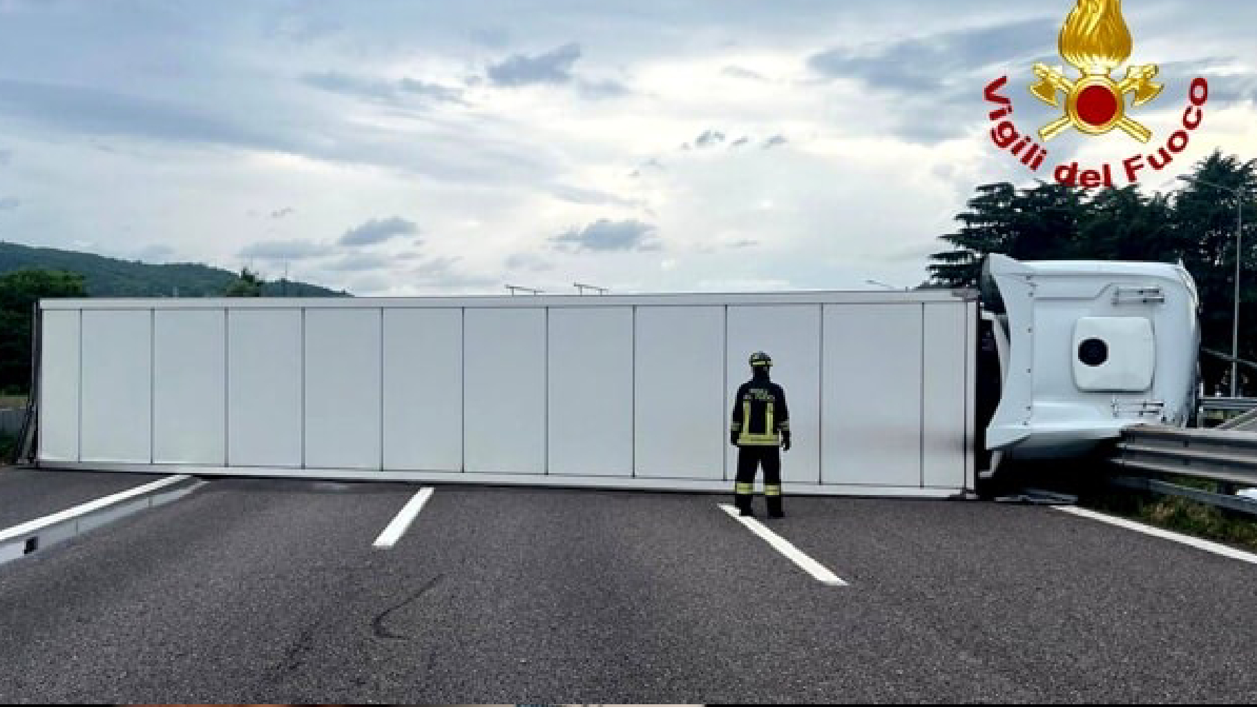 Incidente in autostrada: autoarticolato si ribalta. Caos assoluto