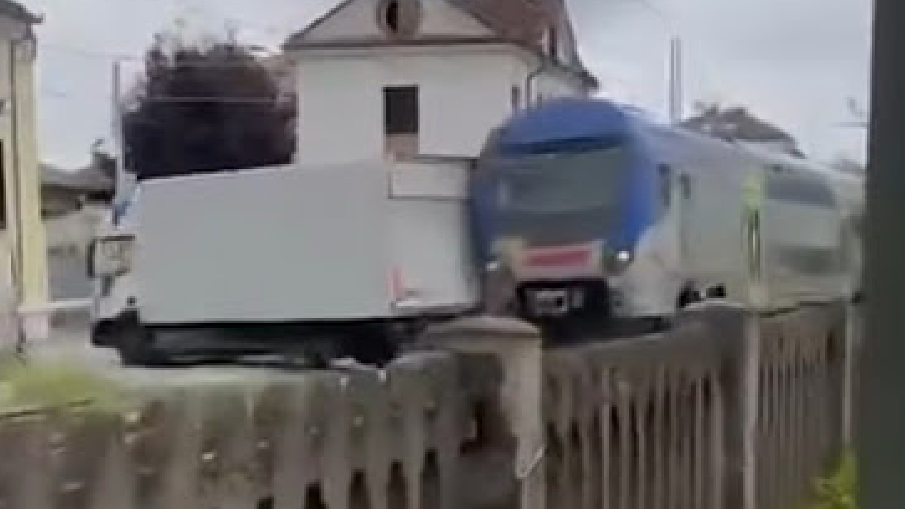 Incidente ferroviario, treno si schianta contro camion