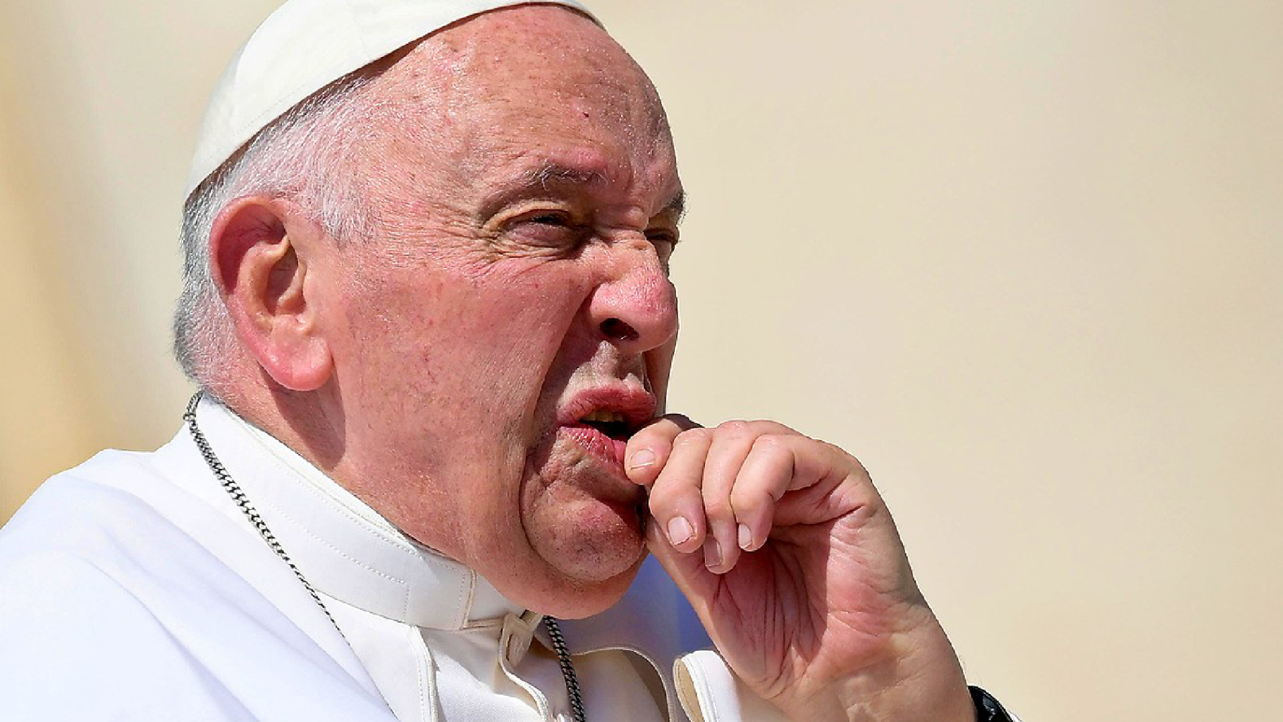 Papa Francesco su fabbriche di armi: “Terribile guadagnare con la morte”