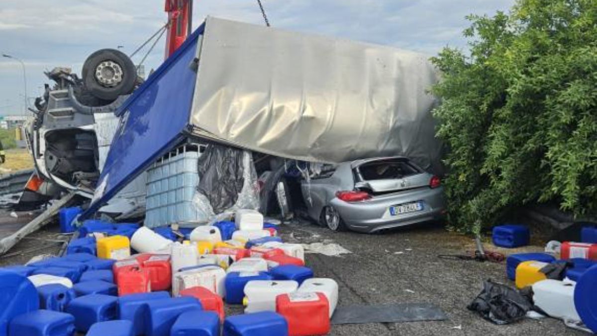 Camion con gusto di acido travolge auto: un morto e sette intossicati