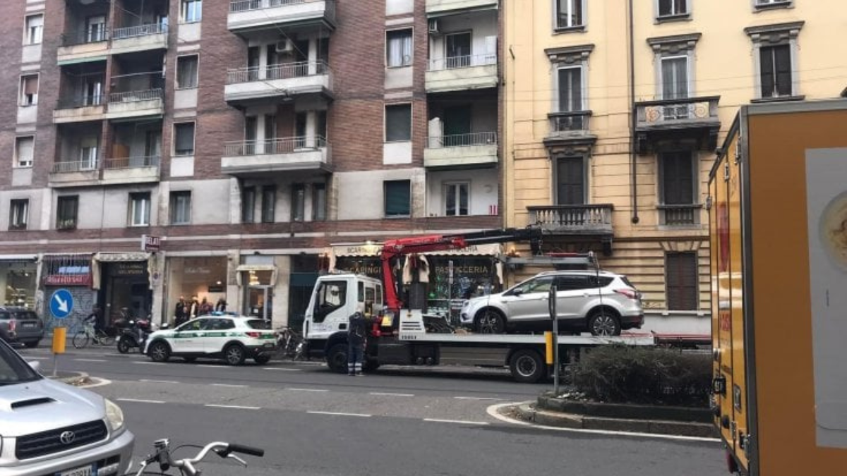 Roma, suv in sosta selvaggia davanti al ristorante: il proprietario del locale apparecchia sul cofano