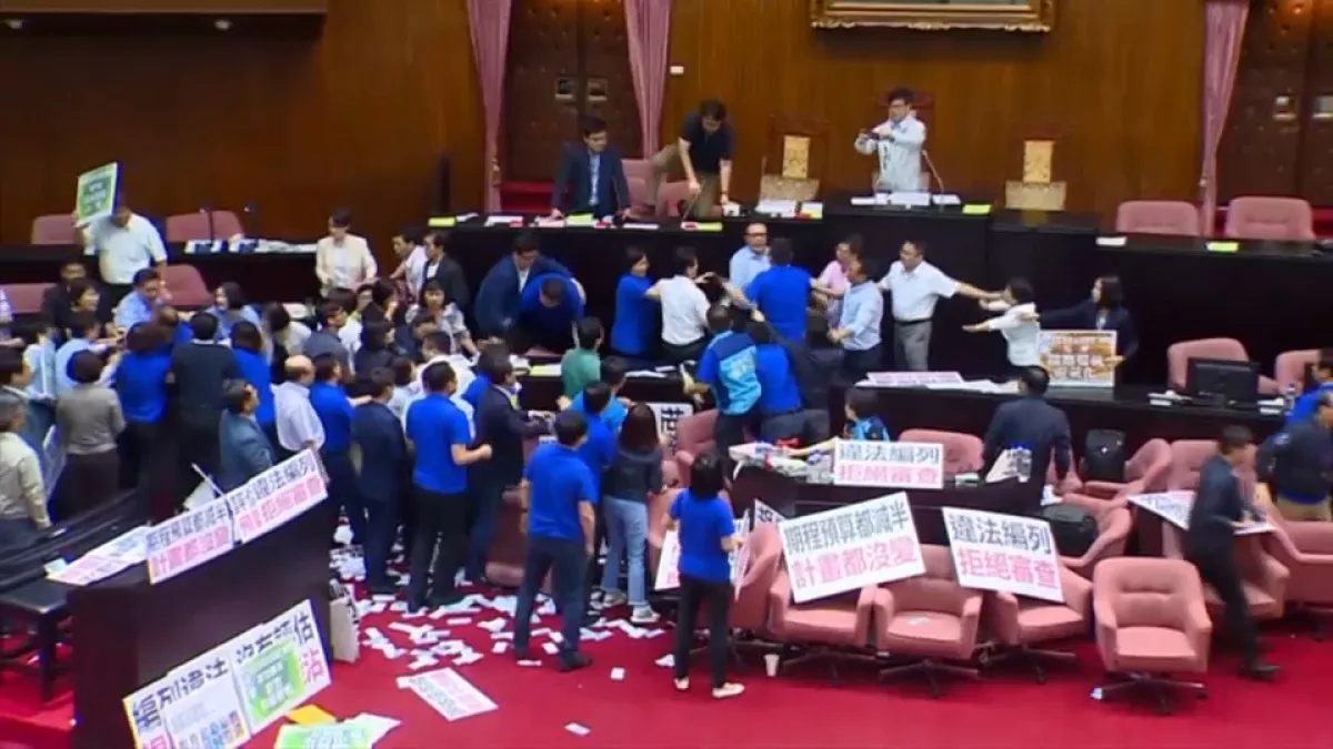 Delirio in Parlamento. Durante la rissa, un deputato ruba schede elettorali e scappa per impedire il voto (VIDEO)