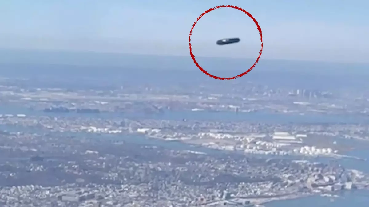UFO su aeroporto La Guardia a New York, rischio collisione con aereo. Il VIDEO della passeggera