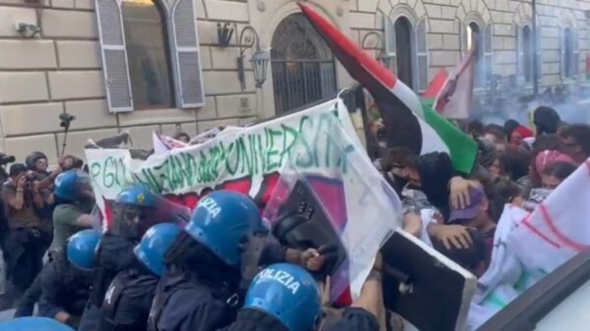 Roma, corteo contro il governo: scontri violenti con la polizia. È caos