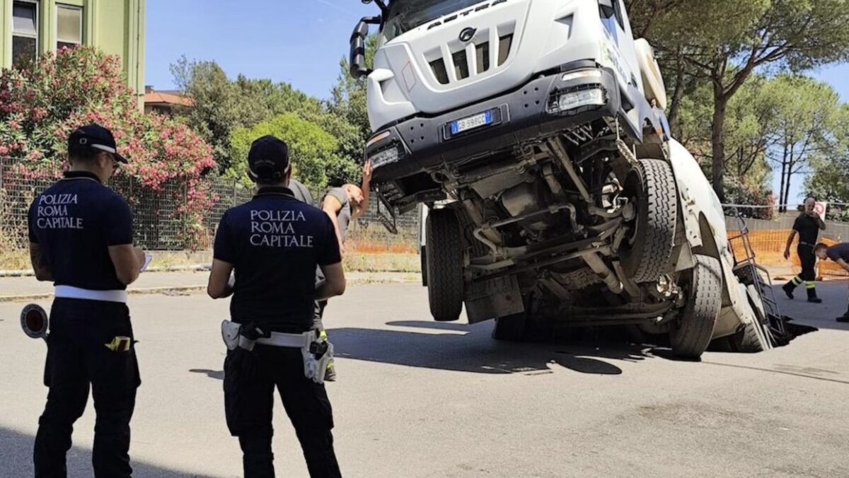 Roma Quadraro, betoniera inghiottita da una voragine: paura in via Sestio Menas