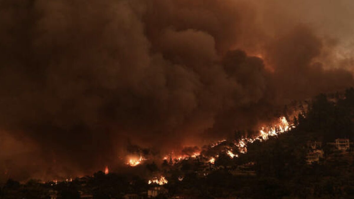 Grecia, un grave incendio divampa nei pressi di Atene