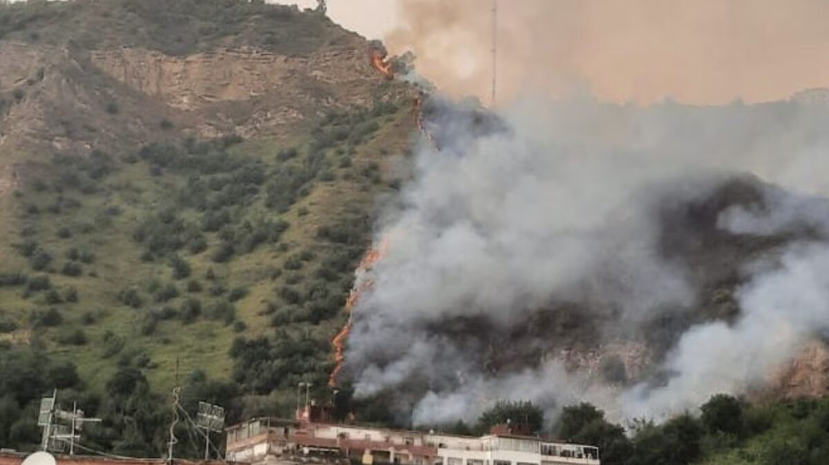 Napoli incendio a Camaldoli su raccordo Soccavo-Pianura