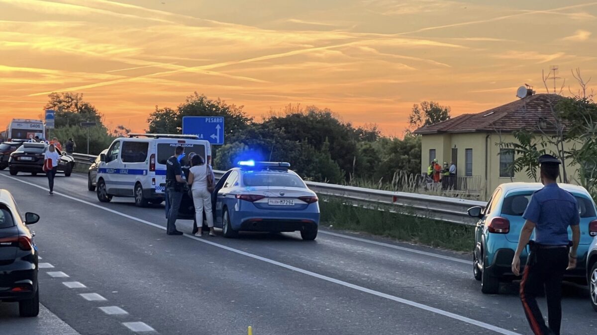 Senigallia, uccide la madre con un colpo di pistola: si barrica in casa e poi si suicida