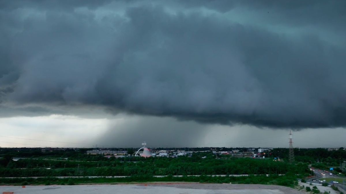 Maltempo a Milano, le immagini della spaventosa “shelf cloud”: tutto sul fenomeno