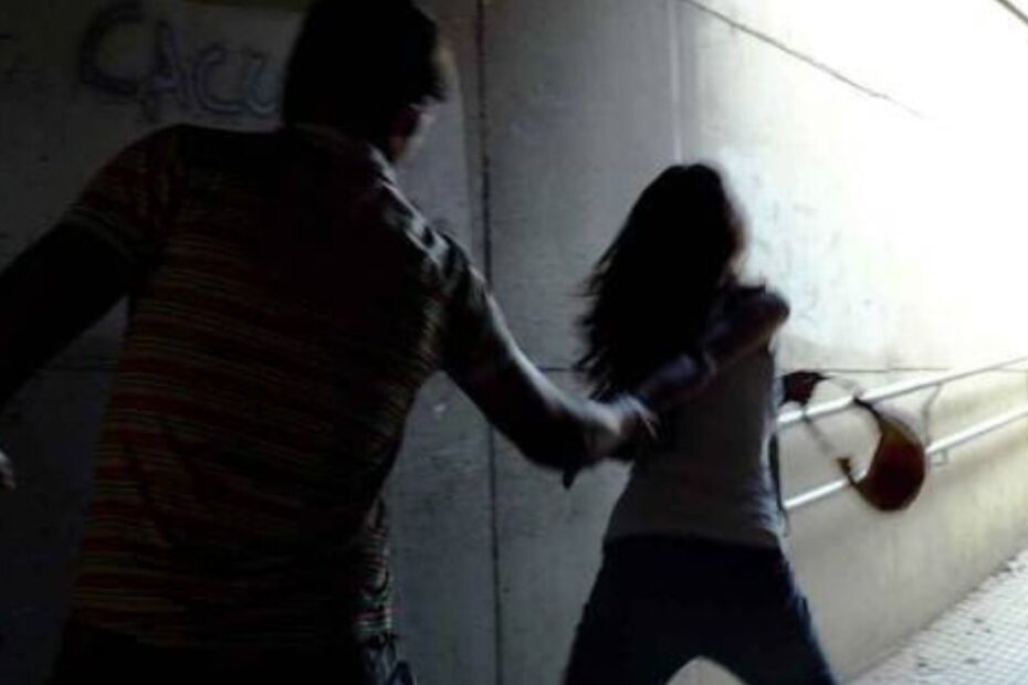violentano in tre fugge finestra