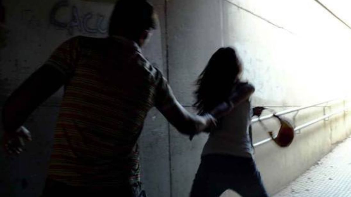 violentano in tre fugge finestra
