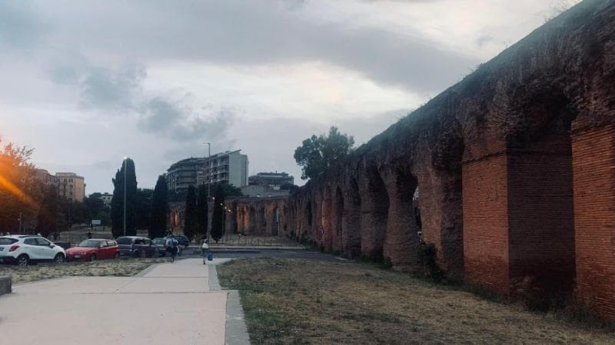 Roma indiani aggrediti pallone