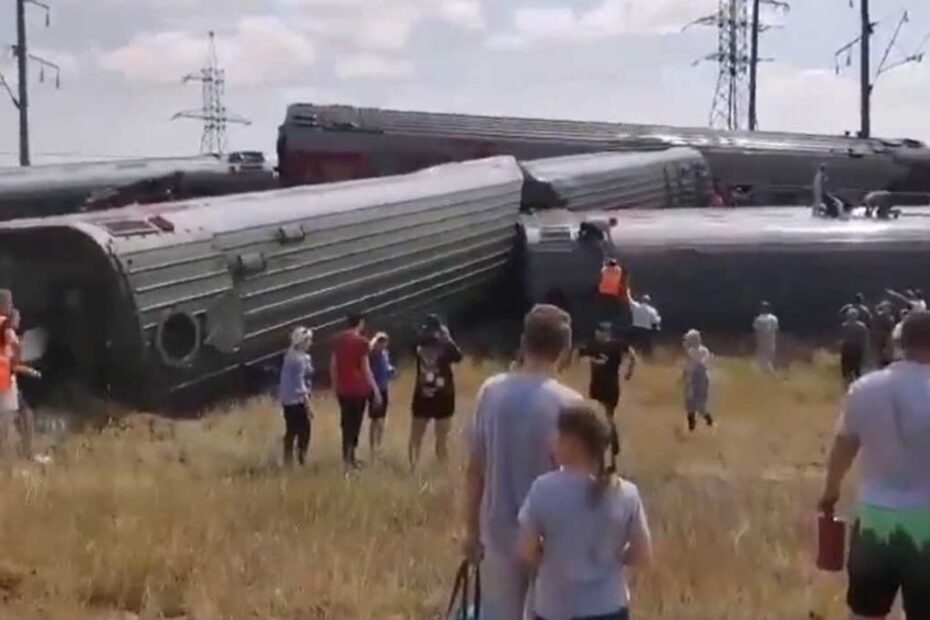 Russia treno deraglia camion