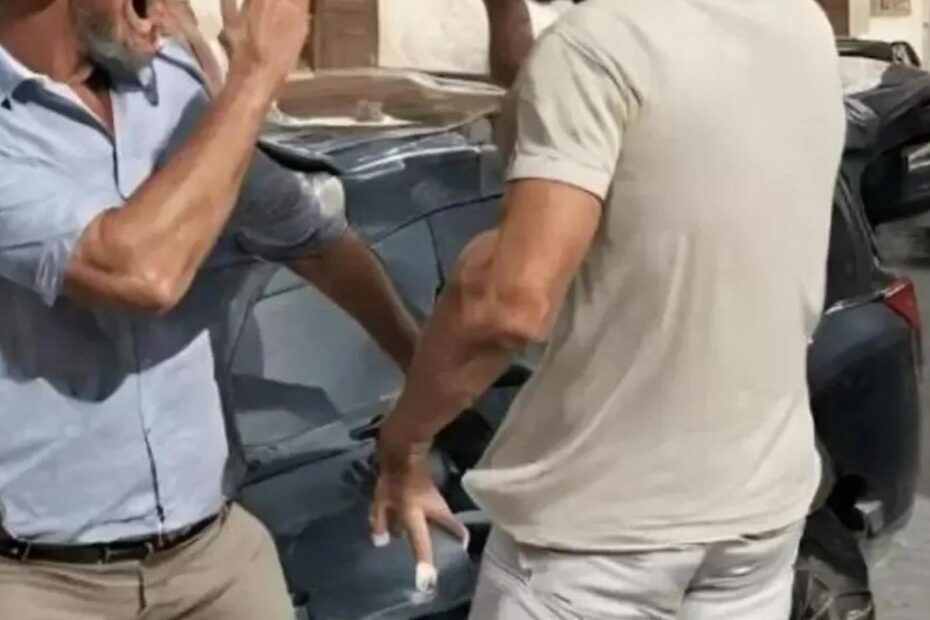 stacca orecchio morsi collega