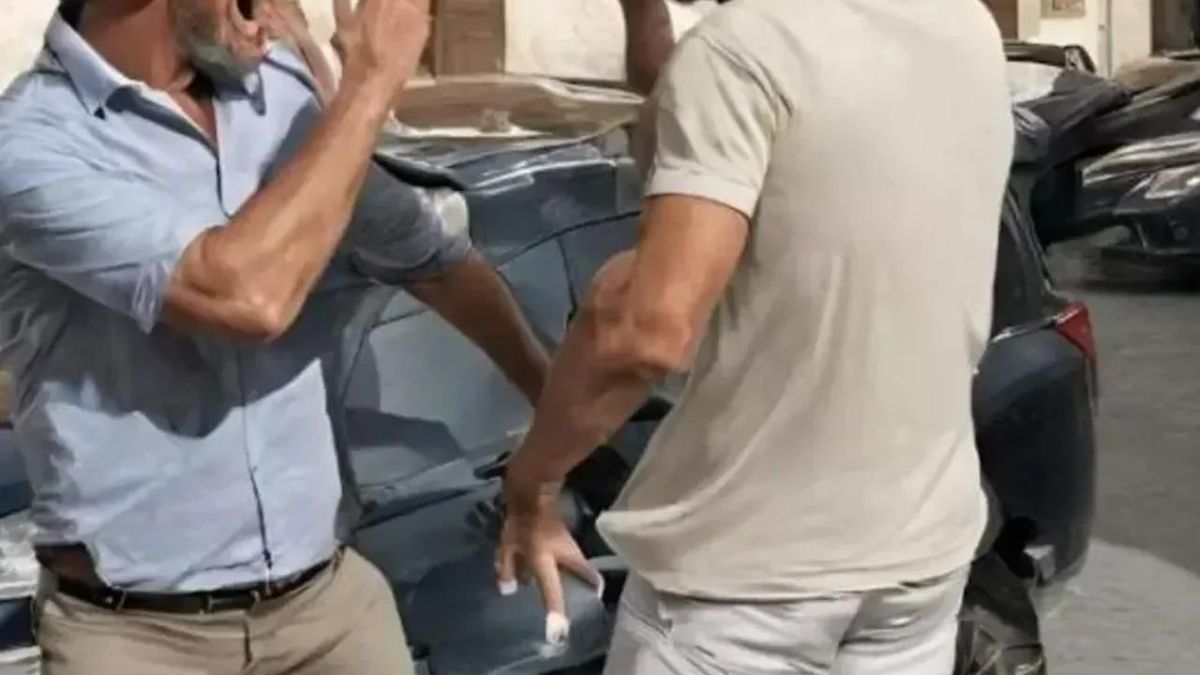 stacca orecchio morsi collega