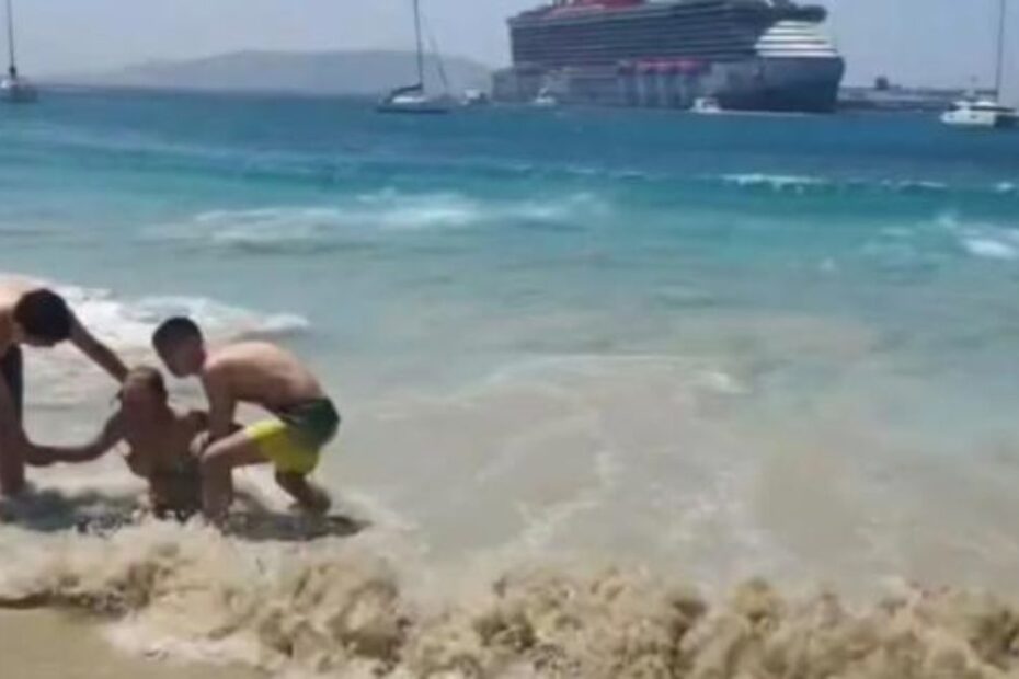 Mykonos traghetto onde feriti