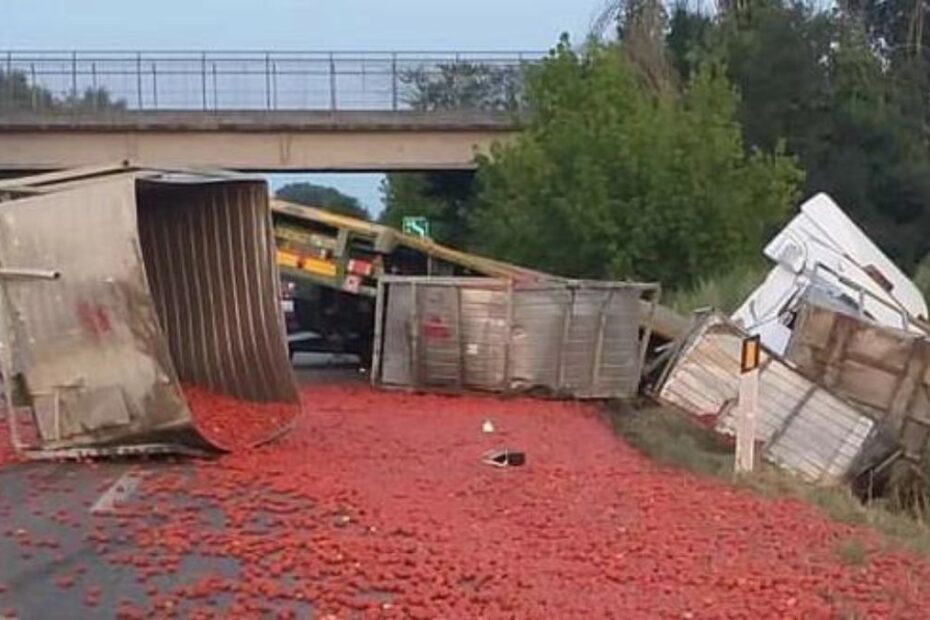 Ferrara incidente camion pomodori