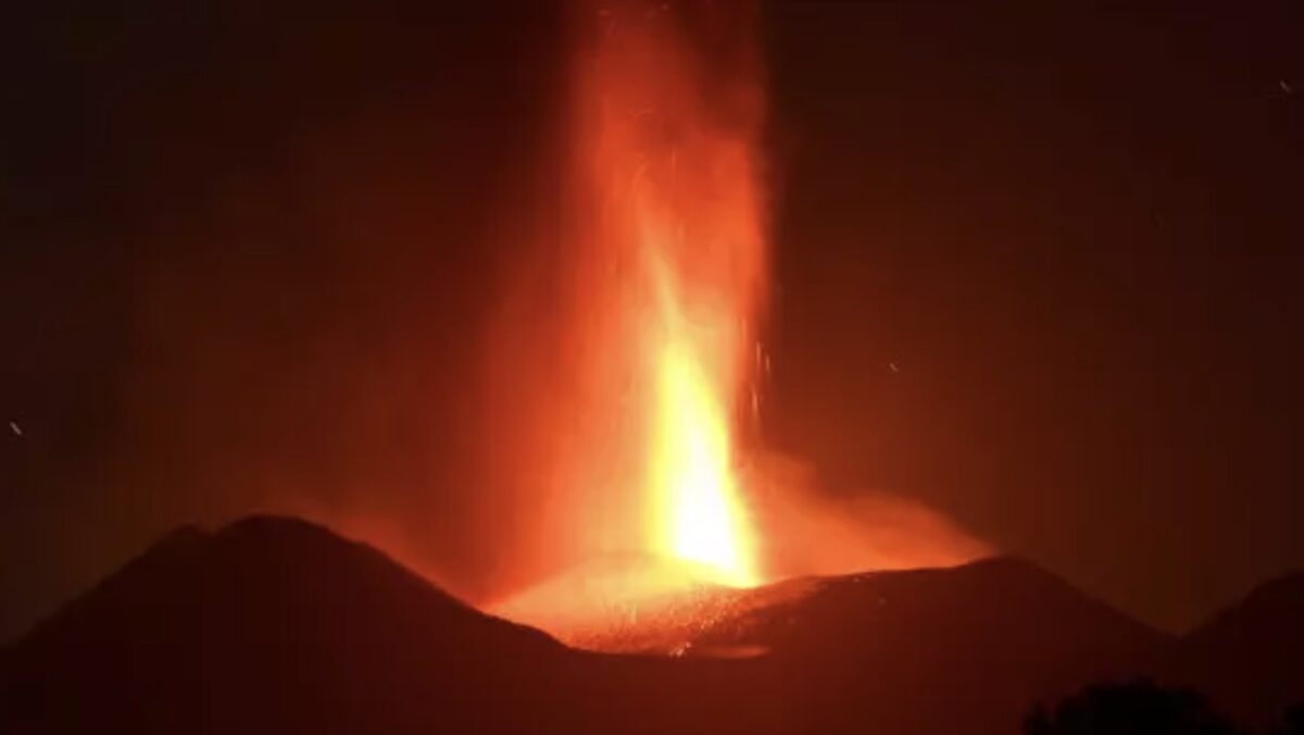 Etna eruzione nube Voragine