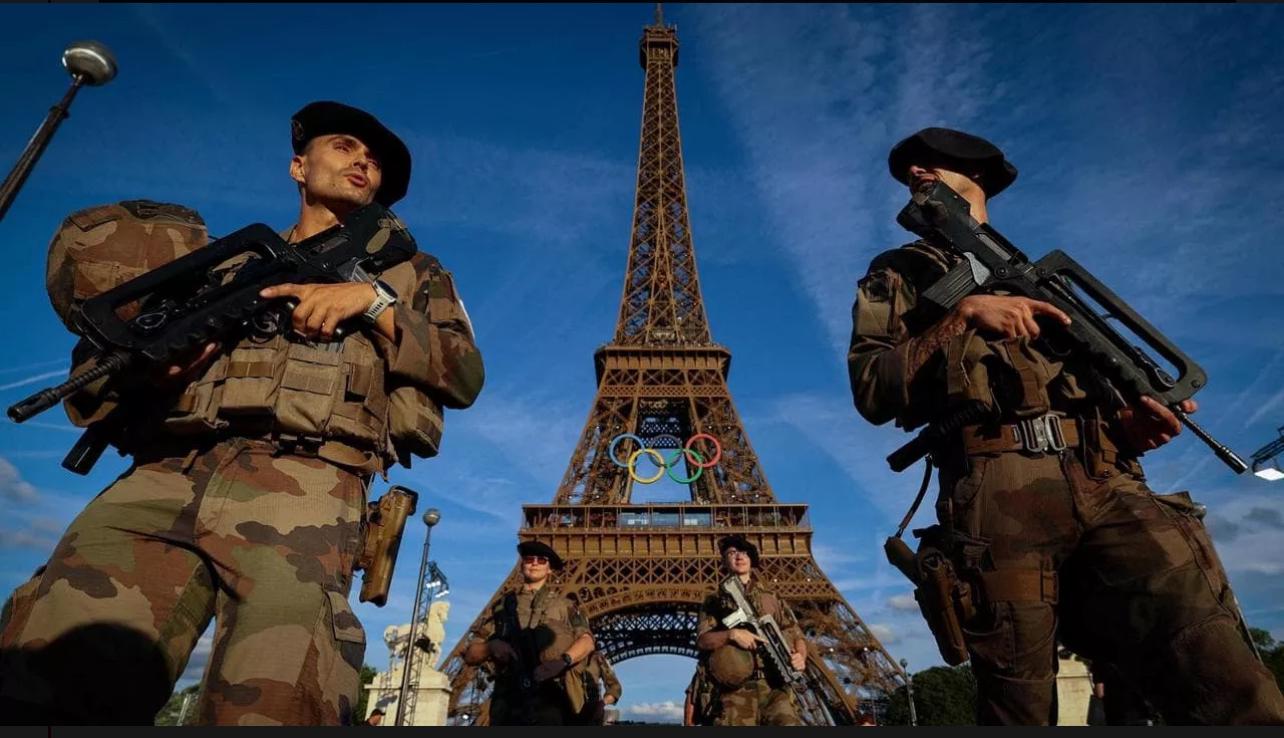 Parigi 2024 si arrampica sulla Torre Eiffel monumento evacuato