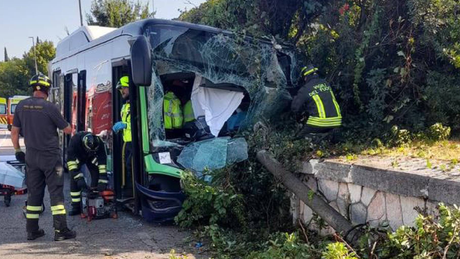 Incidente a Verona: bus esce di strada a Parona, una vittima e sei feriti Incidente a Verona: bus esce di strada a Parona, una vittima e sei feriti