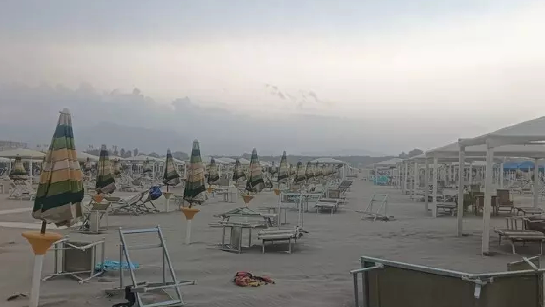 Ferragosto di caos sul litorale della Versilia: forte vento, trombe d’aria e salvataggi in mare Ferragosto di caos sul litorale della Versilia: forte vento, trombe d’aria e salvataggi in mare