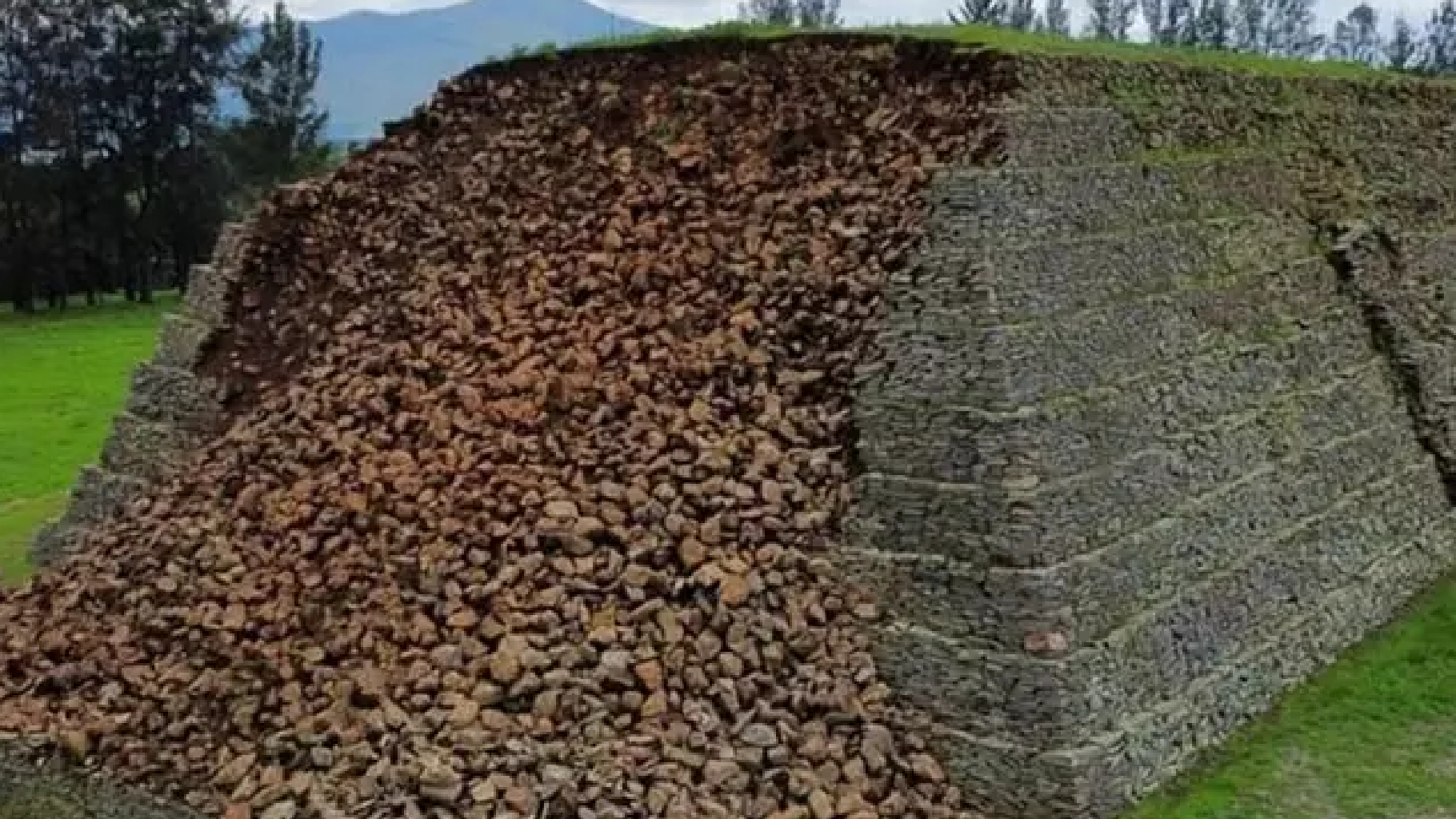 Antigua pirámide se derrumba por fuertes lluvias en México