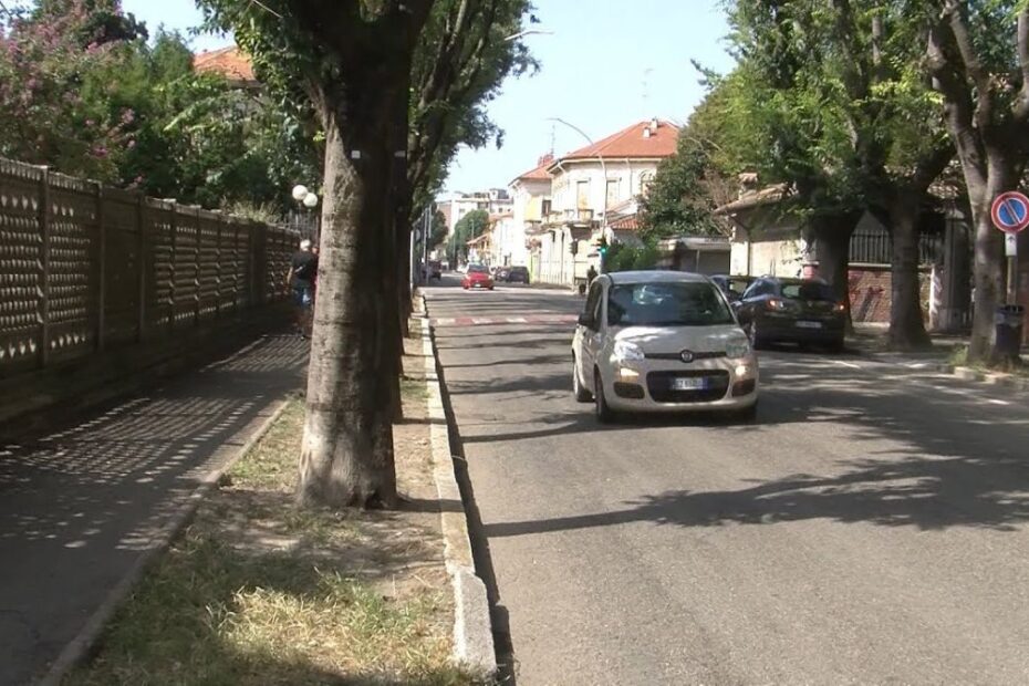 Vigevano abbandona figlio auto