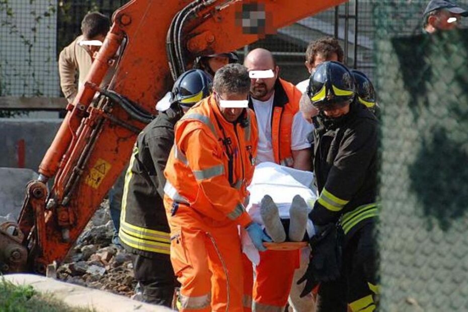 Caserta operaio morto cancello