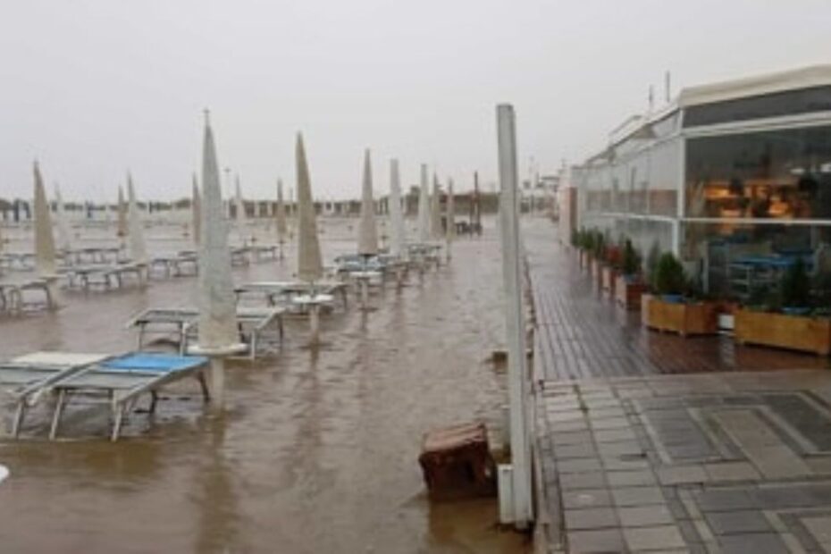 nubifragio Rimini spiaggia acqua