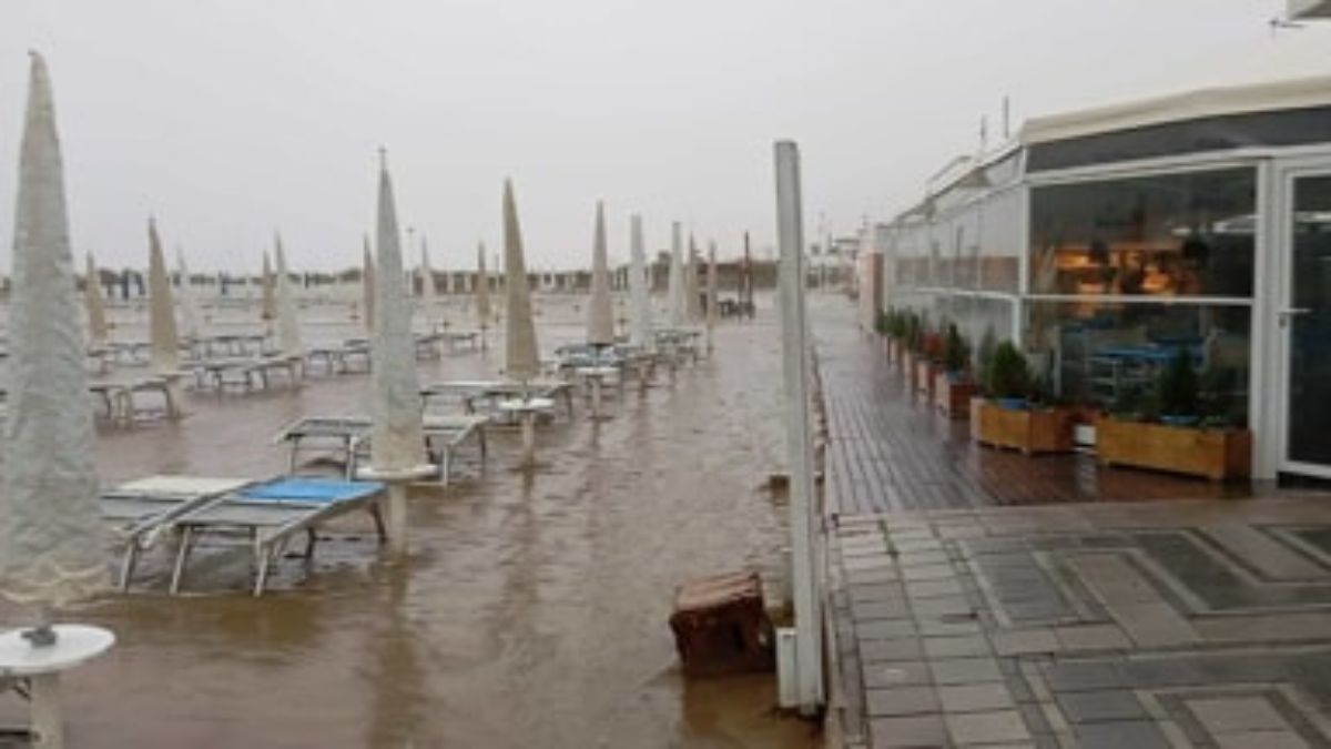 nubifragio Rimini spiaggia acqua