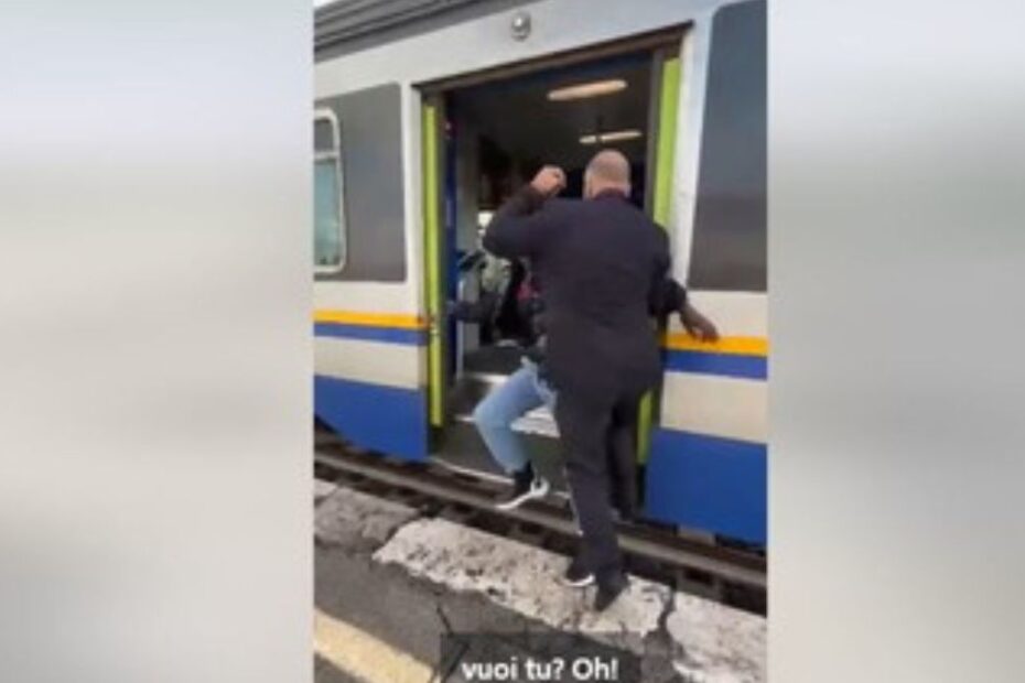 migrante aggredisce capotreno video