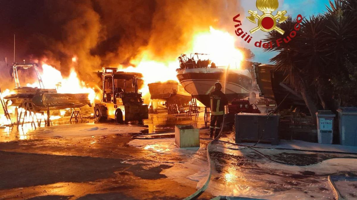 Fiumicino incendio cantiere navale