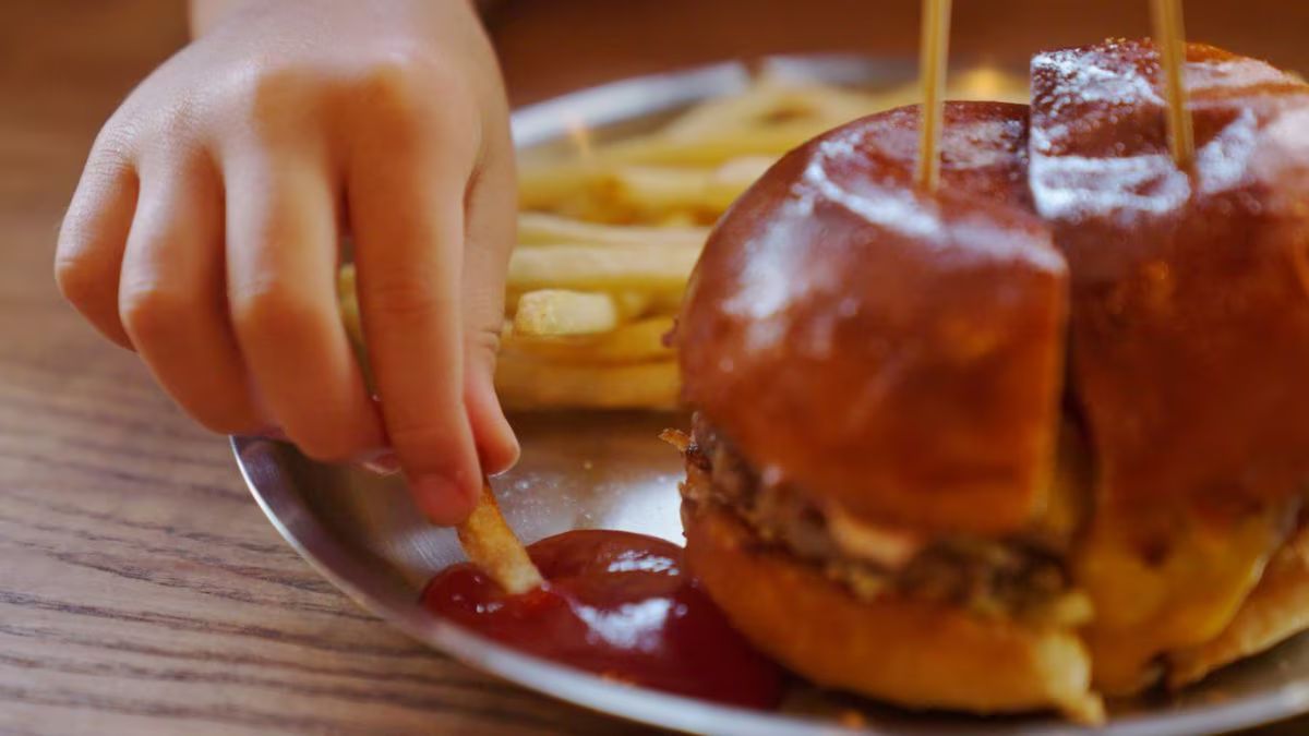bambino mangia hamburger cieco