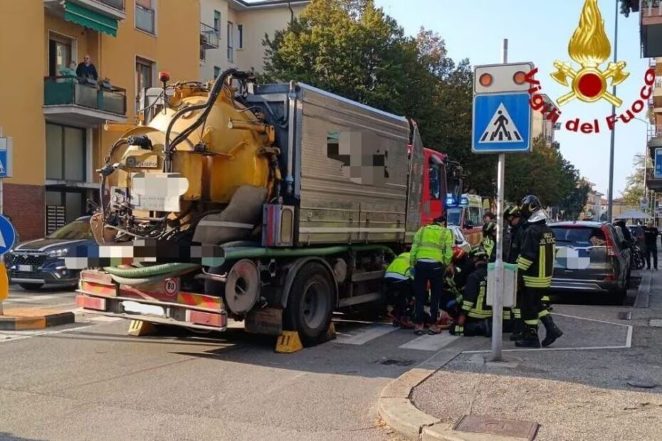 incastrata sotto camion trascinata
