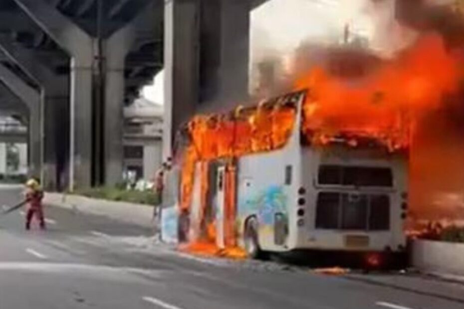 Thailandia pullman studenti fuoco