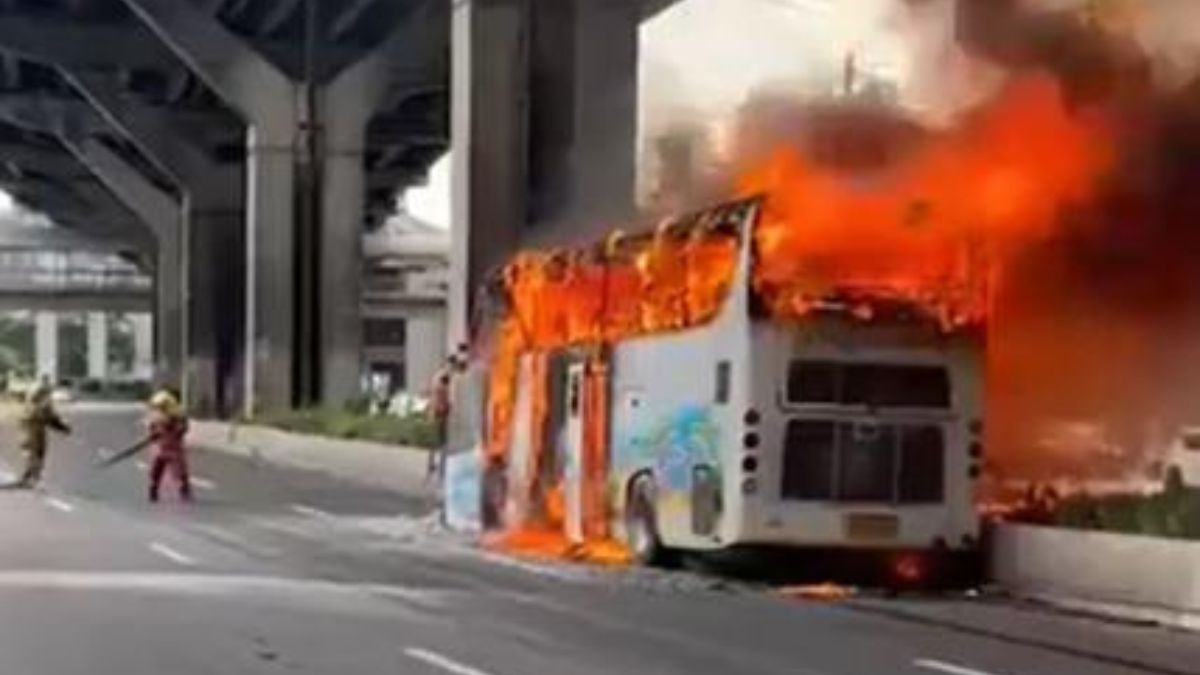 Thailandia pullman studenti fuoco