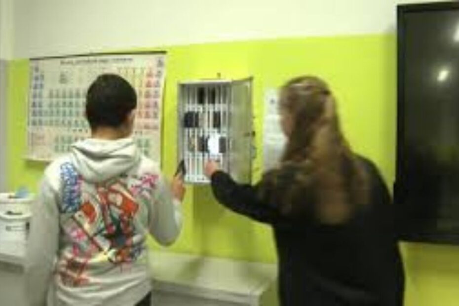 Torino smartphone vietati liceo Volta