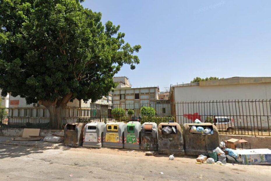 Palermo rifiuti bruciati scuola